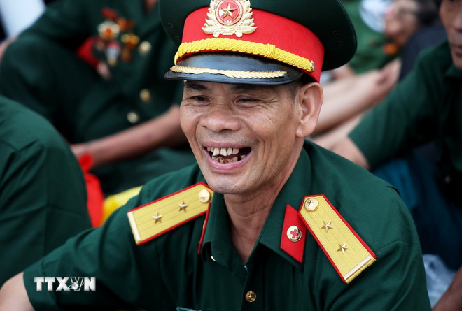 Niềm vui của một cựu chiến binh trong ngày lễ trọng đại kỷ niệm 50 năm Giải phóng miền Nam thống nhất đất nước. (Ảnh: Hồng Đạt/TTXVN) ttxvn-viet-nam-1-resize.jpg
