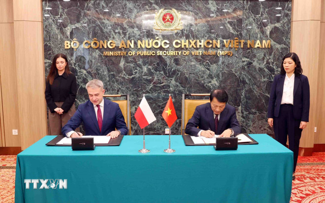 Ministr veřejné bezpečnosti generál Luong Tam Quang a místopředseda vlády a ministr digitálních záležitostí Polské republiky Krzysztof Gawkowski podepsali memorandum o porozumění o spolupráci v oblasti kybernetické bezpečnosti. (Foto: Pham Kien/VNA) ttxvn-vietnam-ba-lan.jpg