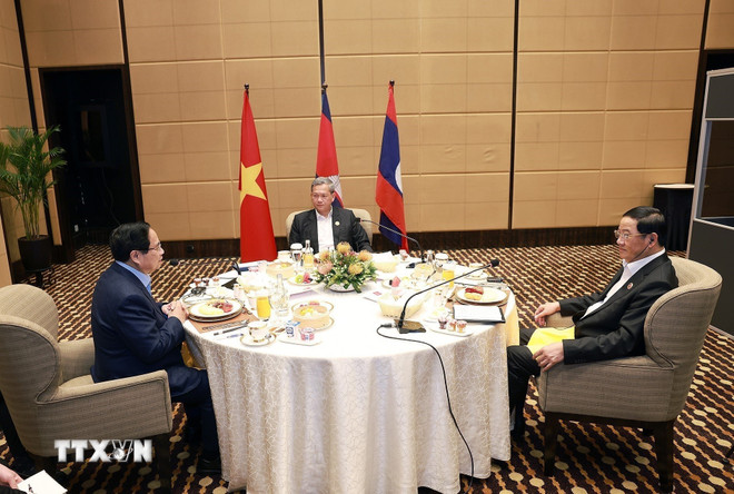 O primeiro-ministro Pham Minh Chinh, o primeiro-ministro cambojano Hun Manet e o primeiro-ministro laosiano Sonexay Siphandone tomaram café da manhã e trabalharam. (Foto: Duong Giang/VNA) ttxvn-thu-tuong-pham-minh-chinh-9.jpg