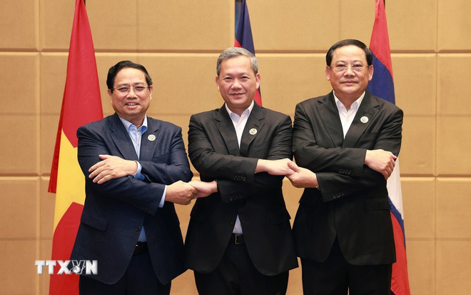 O primeiro-ministro Pham Minh Chinh com o primeiro-ministro do Camboja, Hun Manet, e o primeiro-ministro do Laos, Sonexay Siphandone. (Foto: Duong Giang/VNA) ttxvn-thu-tuong-pham-minh-chinh-6.jpg
