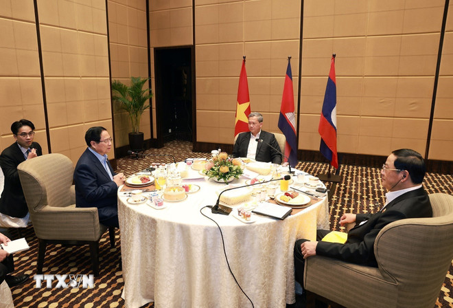 O primeiro-ministro Pham Minh Chinh, o primeiro-ministro cambojano Hun Manet e o primeiro-ministro laosiano Sonexay Siphandone tomaram café da manhã e trabalharam. (Foto: Duong Giang/VNA) ttxvn-thu-tuong-pham-minh-chinh-8.jpg