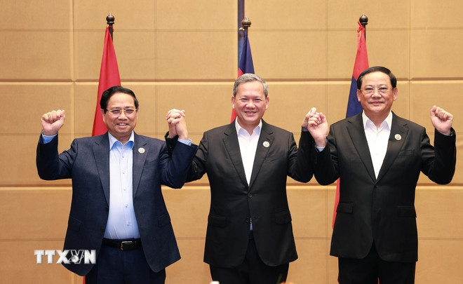 O primeiro-ministro Pham Minh Chinh com o primeiro-ministro do Camboja, Hun Manet, e o primeiro-ministro do Laos, Sonexay Siphandone. (Foto: Duong Giang/VNA) ttxvn-thu-tuong-pham-minh-chinh-7.jpg