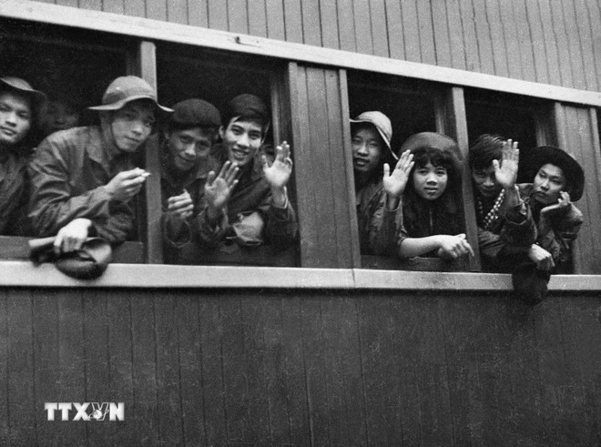 Reporteros, telegrafistas y técnicos de la Agencia de Noticias de Vietnam, clase GP10, a bordo del buque para apoyar el combate en el Sur. (Fuente: VNA) ttxvn-ky-thuat-vien-ttxvn.jpg