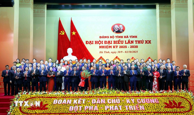 សមាជិកអចិន្ត្រៃយ៍នៃលេខាធិការដ្ឋាន Tran Cam Tu ថ្នាក់ដឹកនាំ និងអតីតថ្នាក់ដឹកនាំបក្ស រដ្ឋ និងគណៈកម្មាធិការប្រតិបត្តិនៃគណៈកម្មាធិការបក្សខេត្ត Ha Tinh សម្រាប់អាណត្តិ ២០២៥-២០៣០។ (រូបថត៖ Phuong Hoa/VNA) ttxvn-ha-tinh-4-resize.jpg