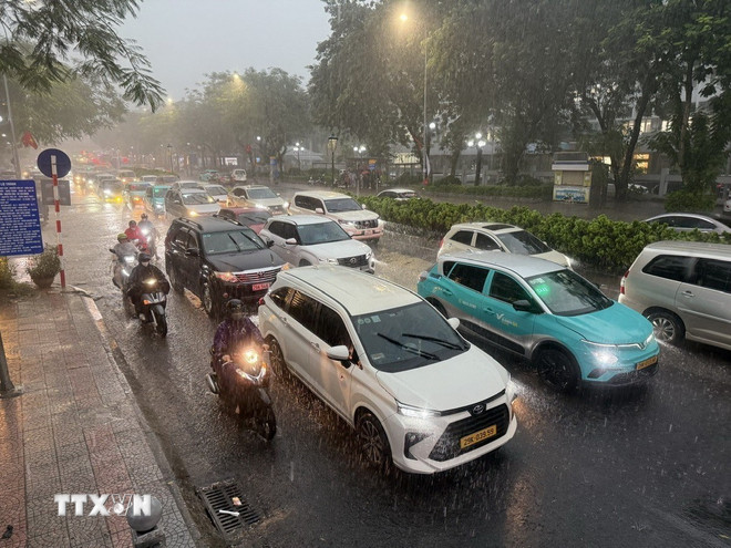 (Ảnh: An Đăng/TTXVN) ttxvn-ha-noi-mua-lon-6-resize.jpg