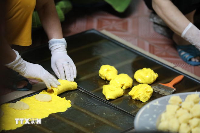 ttxvn-lang-nghe-banh-phu-the-dinh-bang-nhon-nhip-vao-mua-tet-4-resize.jpg