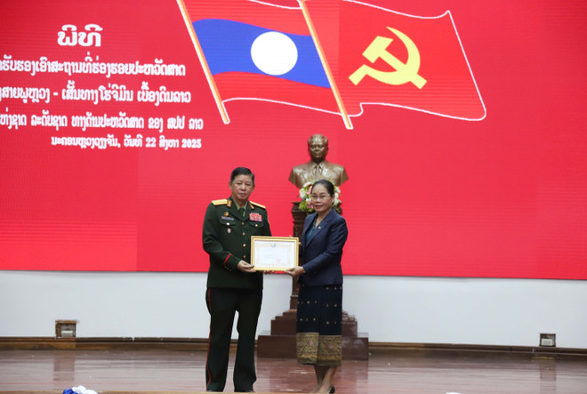 กระทรวงวัฒนธรรมและการท่องเที่ยวลาวมอบ “ใบรับรองเส้นทางเจื่องเซิน-เส้นทางโฮจิมินห์ ในลาว” ให้เป็นโบราณวัตถุทางประวัติศาสตร์ของลาว แก่กระทรวงกลาโหมลาว (ภาพ: Xuan Tu/VNA) lao.jpg