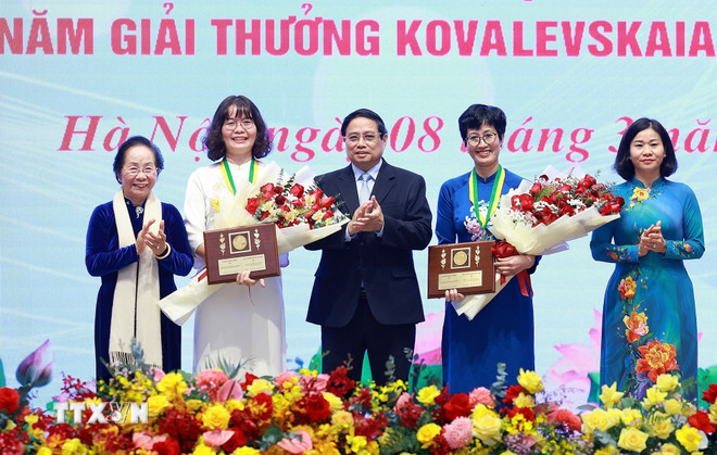 Thủ tướng Phạm Minh Chính trao Giải thưởng Kovalevskaia năm 2024. (Ảnh: Dương Giang/TTXVN)