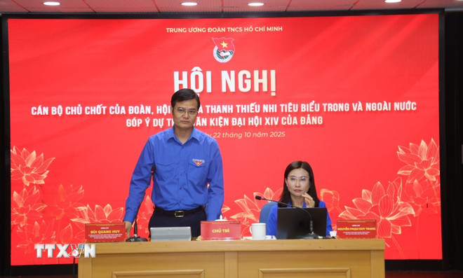 เลขาธิการสหภาพเยาวชนกลาง บุ่ย กวาง ฮุย กล่าวสุนทรพจน์สรุป (ภาพ: Hanh Quyen/VNA) ttxvn-hoi-nghi-doan-2.jpg