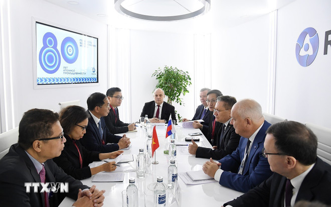O vice-primeiro-ministro Bui Thanh Son trabalha com líderes da Rosatom. (Foto: Tam Hang/VNA) ttxvn-viet-nga.jpg
