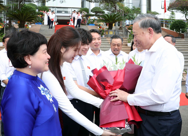 Tổng Bí thư: Thúc đẩy đổi mới sáng tạo, không để học sinh nào bị bỏ lại phía sau Tổng Bí thư Tô Lâm đến thăm Trường Trung học phổ thông Chuyên Hà Nội-Amsterdam. (Ảnh: Thống Nhất/TTXVN)