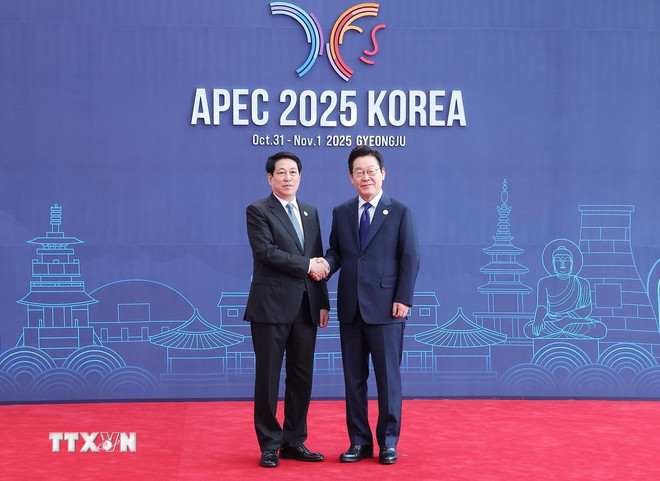 Tổng thống Hàn Quốc Lee Jae Myung đón Chủ tịch nước Lương Cường. (Ảnh: Lâm Khánh/TTXVN) ttxvn-chu-tich-nuoc-luong-cuong-du-hoi-nghi-cap-cao-apec-3-resize.jpg