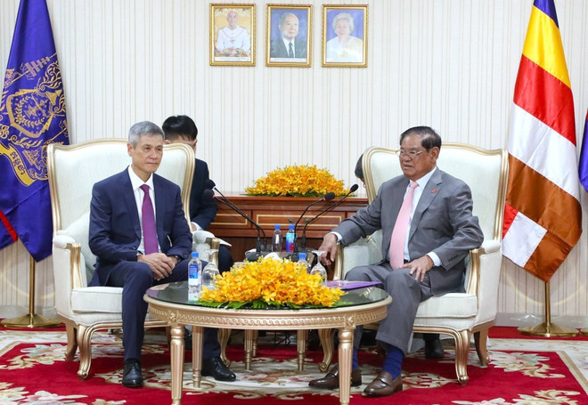 Phó Chủ tịch Đảng Nhân dân Campuchia (CPP) Samdech Krolahom Sar Kheng (phải) tiếp Đại sứ Việt Nam Nguyễn Minh Vũ. (Ảnh: TTXVN phát) campuchia-2.jpg