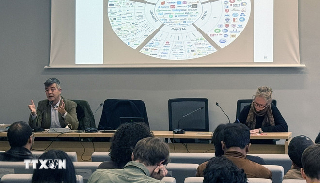 O professor associado Jean-Philippe Eglinger apresentou o artigo ttxvn-giao-su.jpg
