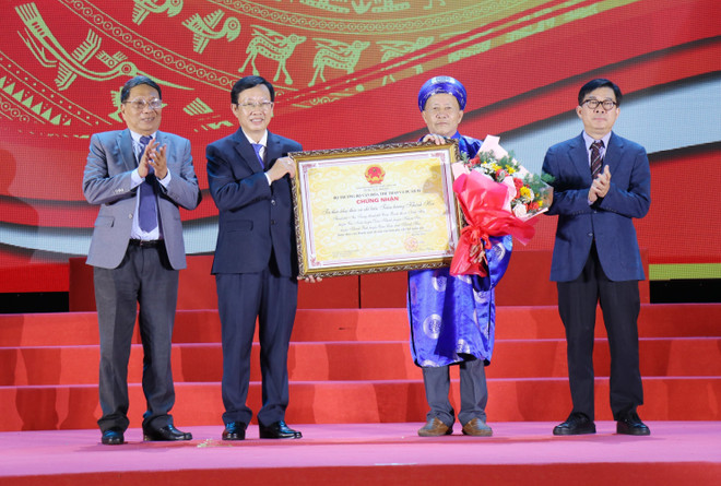 Trao Chứng nhận Tri thức khai thác và chế biến Trầm hương Khánh Hòa vào danh mục Di sản Văn hóa Phi Vật thể Quốc gia. (Ảnh: Nguyễn Thành/TTXVN) tram-huong.jpg