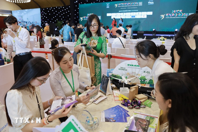 Các doanh nghiệp du lịch tham gia gặp gỡ, trao đổi thông tin, kết nối hợp tác tại MICE EXPO 2025. (Ảnh: Ngọc Bích/TTXVN) ttxvn-mice-2-resize.jpg