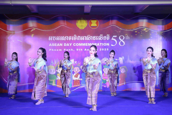 Chương trình biểu diễn nghệ thuật với nhiều tiết mục đặc sắc tại lễ kỷ niệm 58 năm ngày thành lập ASEAN do Bộ Văn hóa và Nghệ thuật Campuchia tổ chức. (Ảnh: Huỳnh Thảo/TTXVN) asean.jpg
