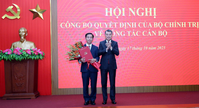Pan Le Minh Hung wręczył kwiaty, aby pogratulować panu Nguyenowi Van Phuongowi. (Zdjęcie: Ta Chuyen/VNA) quang-tri.jpg