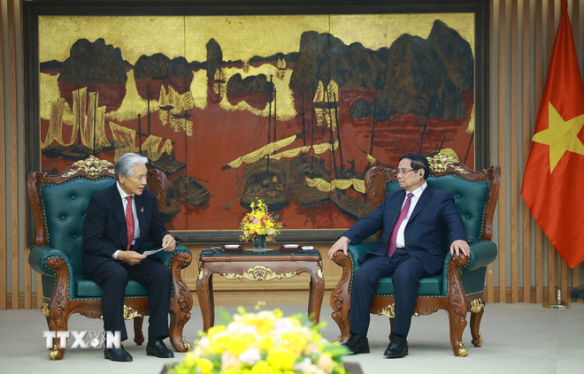 លោកនាយករដ្ឋមន្ត្រី ផាម មិញជីញ អញ្ជើញទទួលជួបជាមួយលោក Fukuda Tomikazu អភិបាលខេត្ត Tochigi (ជប៉ុន)។ (រូបថត៖ យឿងយ៉ាង/VNA) ttxvn-thu-tuong-pham-minh-chinh-tiep-thong-doc-tinh-tochigi-nhat-ban-2.jpg