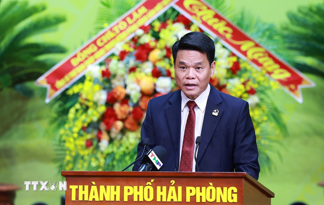 លោក Le Ngoc Chau លេខារងគណៈកម្មាធិការបក្សទីក្រុង និងជាប្រធានគណៈកម្មាធិការប្រជាជនទីក្រុង Hai Phong បានធ្វើបទបង្ហាញអំពីរបាយការណ៍នយោបាយជូនអង្គសន្និបាត។ (រូបថត៖ Duong Giang/VNA) ttxvn-hai-phong-2.jpg