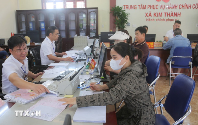 Instruerar folk att uppdatera markinformation vid Kim Thanh kommuns servicecenter för offentlig förvaltning. (Foto: Minh Thu/VNA) ttxvn-hai-phong-resize.jpg