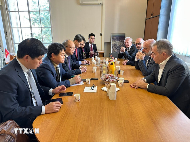 Đoàn công tác làm việc cùng lãnh đạo Phòng Thương mại và Công nghiệp (CCI) tỉnh Pyrénées-Orientales. (Ảnh: Đào Dũng/TTXVN) ttxvn-dai-su-dinh-toan-thang.jpg