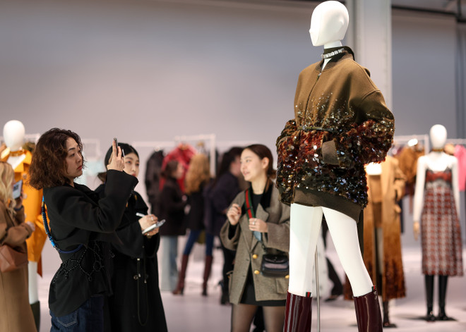 Trang phục của Gucci được giới thiệu tại Tuần lễ thời trang Milan, Italy. (Ảnh: THX/TTXVN) gucci.jpg