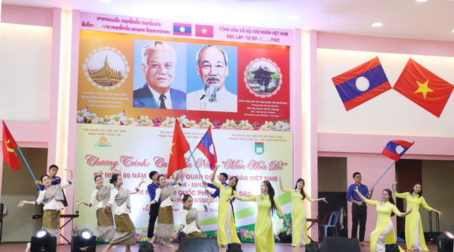 Tiết mục hát múa ca ngợi tình đoàn kết Việt Nam-Lào. (Ảnh: Xuân Tú/TTXVN) viet-lao.jpg