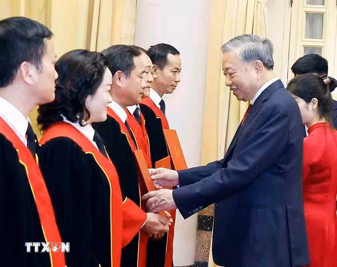 ttxvn-tong-bi-thu-chu-tich-nuoc-chu-tri-le-trao-quyet-dinh-bo-nhiem-tham-phan-toa-an-nhan-dan-toi-cao-3.jpg
