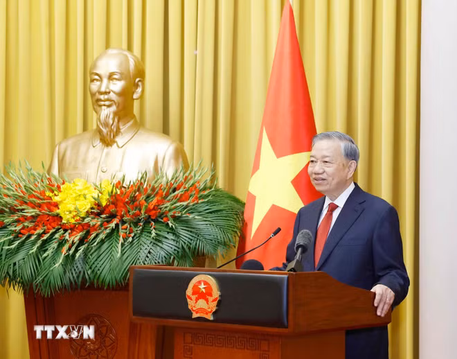 ttxvn-tong-bi-thu-chu-tich-nuoc-chu-tri-le-trao-quyet-dinh-bo-nhiem-tham-phan-toa-an-nhan-dan-toi-cao-2-resize.jpg
