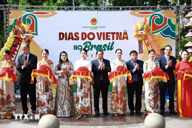 Trong chuyến tham dự Hội nghị thượng đỉnh G20 tại Rio de Janeiro, Brazil,chiều 17/11/2024, giờ địa phương, Thủ tướng Phạm Minh Chính và Phu nhân dự Chương trình "Ngày Việt Nam tại Brazil." (Ảnh: Dương Giang/TTXVN) ttxvn-ngay-viet-nam.jpg