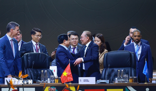 Le Premier ministre Pham Minh Chinh rencontre son homologue malaisien Anwar Ibrahim lors de la séance plénière du sommet du G20. (Photo : Duong Giang/VNA) ttxvn-thu-tuong-phat-bieu-tai-phien-toan-the-hoi-nghi-thuong-dinh-g20-2.jpg