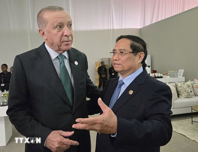 Le Premier ministre Pham Minh Chinh rencontre le président turc Recep Tayyip Erdogan. (Photo : VNA) ttxvn-thu-tuong-pham-minh-chinh-gap-tong-thong-tho-nhi-ky-recep-tayyip-erdogan.jpg