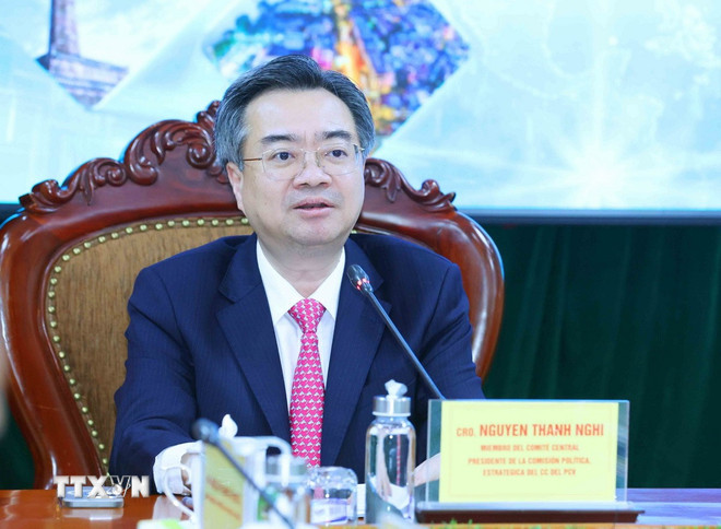 Herr Nguyen Thanh Nghi, medlem av partiets centralkommitté och ordförande för den centrala kommittén för policy och strategi, talar vid seminariet. (Foto: Phuong Hoa/VNA) ttxvn-vietnam-cuba-2-resize.jpg