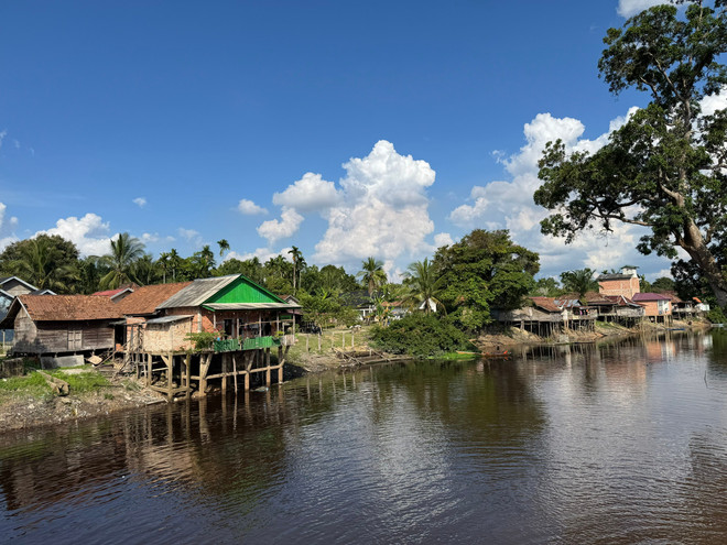 ភូមិ Danau Lamo នៅលើច្រាំងទន្លេ Batanghari ដែលជាផ្លូវទឹកនាំទៅដល់ប្រាសាទបុរាណ។ (រូបថត៖ Do Quyen/Vietnam+) indonesia-5.jpg