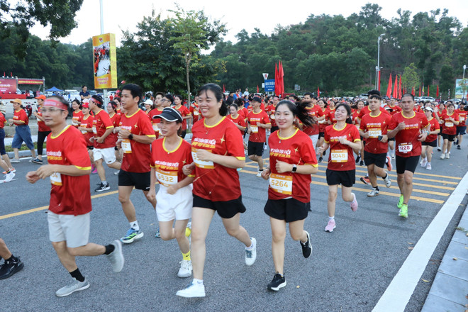 Athletes participating in the race. (Photo: Manh Minh/VNA) marathon.jpg