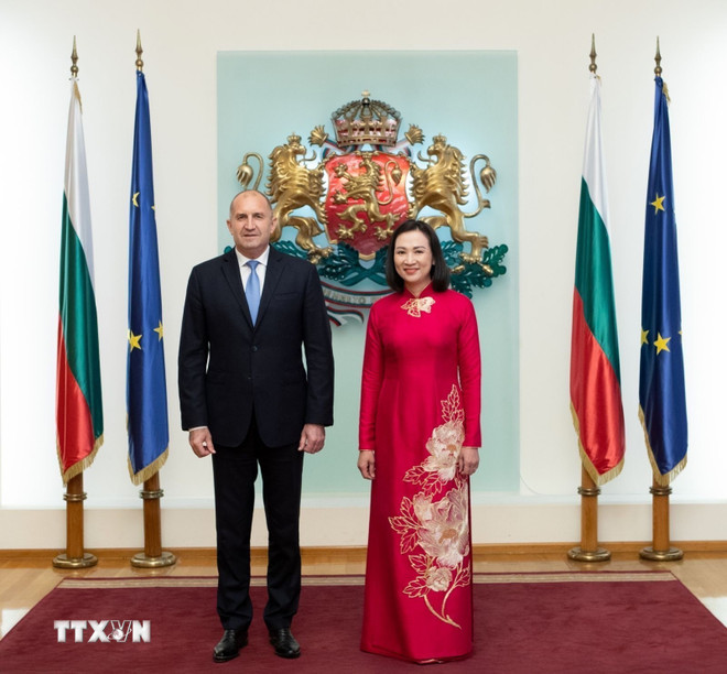 Vietnamese Ambassador to Bulgaria Nguyen Minh Nguyet takes a souvenir photo with Bulgarian President Rumen Radev. (Source: Embassy provided/VNA) ttxvn-dai-su-minh-nguyet.jpg