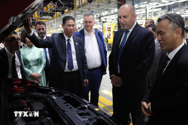 Bulgarian President Rumen Radev visits VinFast auto factory. (Photo: Hoang Ngoc/VNA) ttxvn-bulgaria-2-resize.jpg