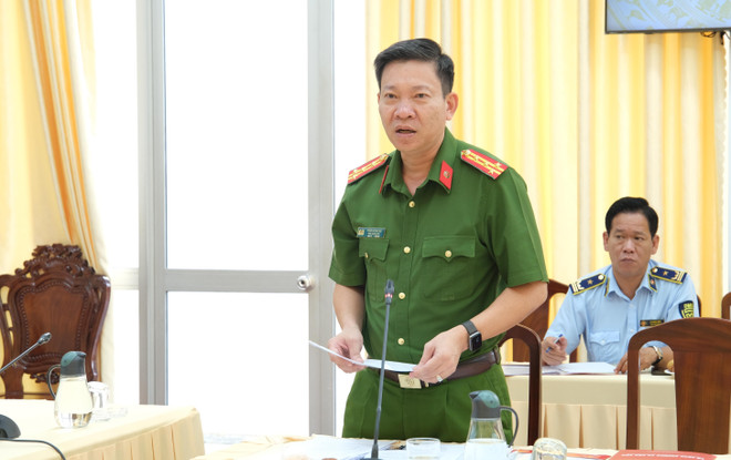 Đại tá Trần Hoàng Độ, Phó Giám đốc Công an thành phố Cần Thơ, thông tin việc điều tra, xử lý 2 vụ liên quan hàng gian, hàng giả vừa bị phát hiện. (Ảnh: Thanh Liêm/TTXVN) tran-hoang-do.jpg