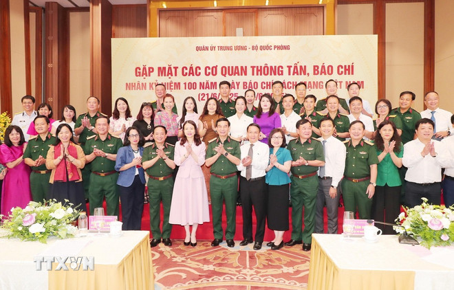 Đại tướng Phan Văn Giang, Ủy viên Bộ Chính trị, Phó Bí thư Quân ủy Trung ương, Bộ trưởng Bộ Quốc phòng, cùng lãnh đạo các cơ quan Thông tấn, báo chí và các phóng viên theo dõi, tuyên truyền mảng Quốc phòng-an ninh. (Ảnh: Trọng Đức/TTXVN) ttxvn-quan-uy-trung-uong-3-resize.jpg