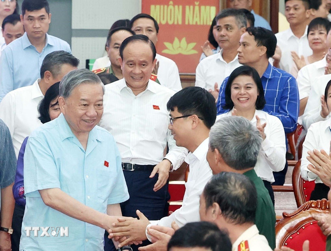 General Secretary To Lam and members of the National Assembly delegation of Hanoi city and constituency No. 10 met with voters in 9 communes. (Photo: Thong Nhat/VNA) ttxvn-tong-bi-thu-to-lam-1.jpg
