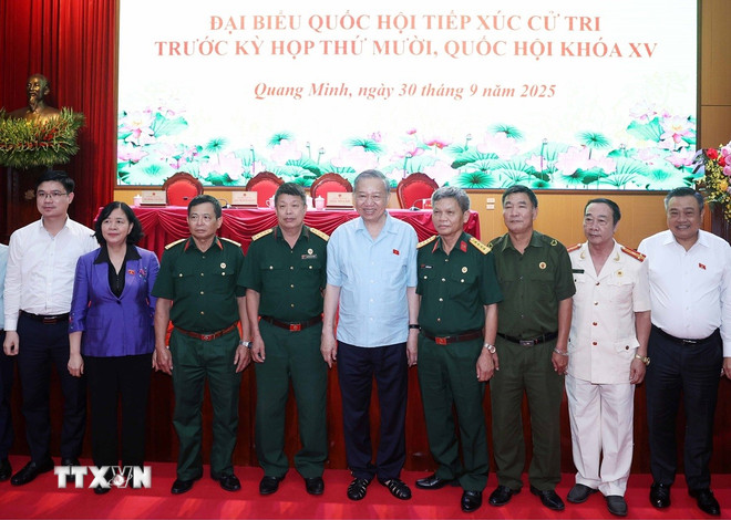 General Secretary To Lam and delegates. (Photo: Thong Nhat/VNA) ttxvn-tong-bi-thu-to-lam-6.jpg