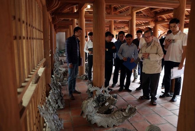 Het onderzoeksteam werkte bij het relikwie van het gemeenschapshuis van Huu Bang om vragen en aanbevelingen van de lokale bevolking te beantwoorden. (Foto: Vu Quang/VNA) dinh-huu-bang-2.jpg