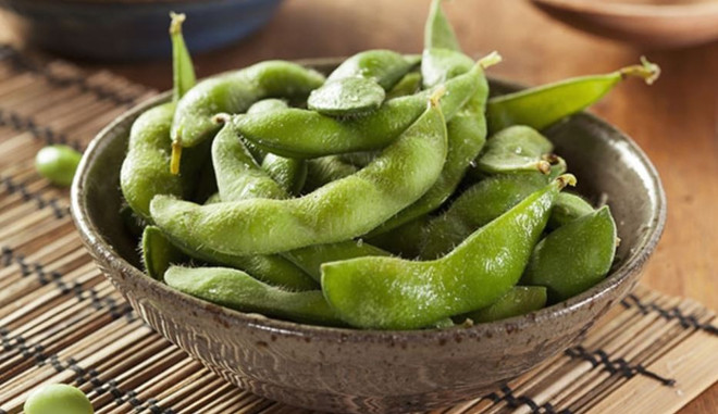 Hidangan Edamame (kacang kedelai Jepang). (Sumber: Arigatojapan) dau-nanh.jpg
