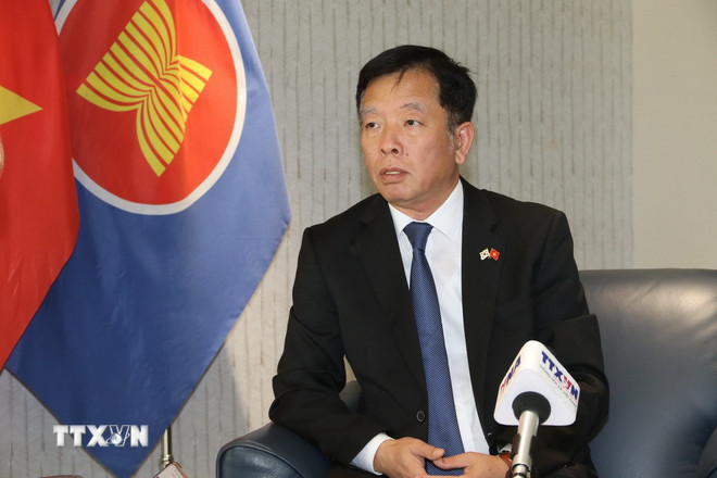 Vietnamese Ambassador to the Republic of Korea Vu Ho gives an interview to a VNA reporter in the Republic of Korea about President Luong Cuong's attendance at the APEC Summit. (Photo: Truong Giang/VNA) ttxvn-dai-su-vu-ho-resize.jpg