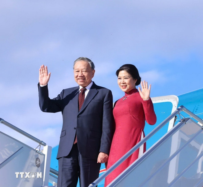 Generalsekreterare To Lam och hans fru på Sofias internationella flygplats. (Foto: Thong Nhat/VNA) ttxvn-tong-bi-thu-ket-thuc-chuyen-tham-bulgaria-1-resize.jpg