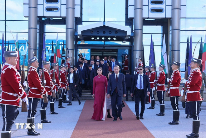 Avskedsceremoni för generalsekreterare To Lam och hans fru på Sofias internationella flygplats. (Foto: Thong Nhat/VNA) ttxvn-tong-bi-thu-ket-thuc-chuyen-tham-bulgaria-3-resize.jpg