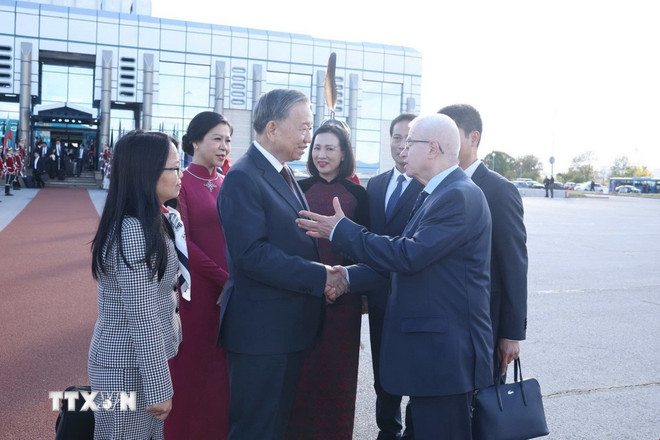 Avskedsceremoni för generalsekreterare To Lam och hans fru på Sofias internationella flygplats. (Foto: Thong Nhat/VNA) ttxvn-tong-bi-thu-ket-thuc-chuyen-tham-bulgaria-2-resize.jpg