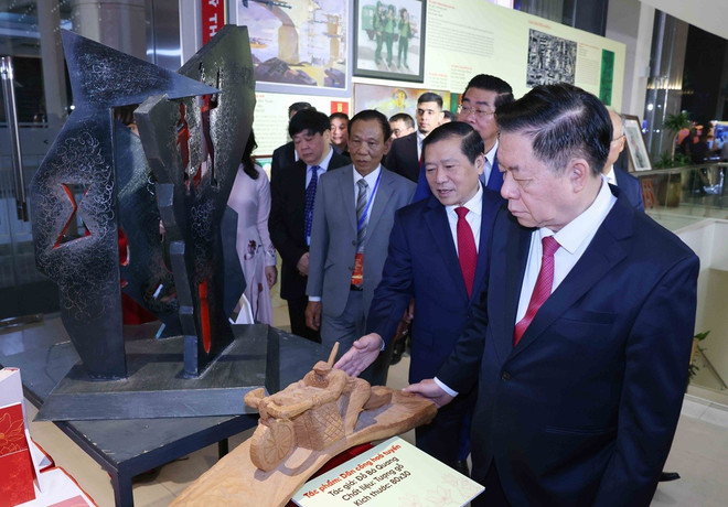 Trưởng Ban Tuyên giáo và Dân vận Trung ương Nguyễn Trọng nghĩa tham quan trưng bày các tác phẩm đạt giải. (Ảnh: Phương Hoa/TTXVN) ban-tuyen-giao-2.jpg