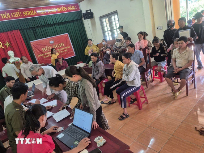 Người dân cả nước phấn khởi nhận phần quà 100.000 đồng ttxvn-da-nang.jpg